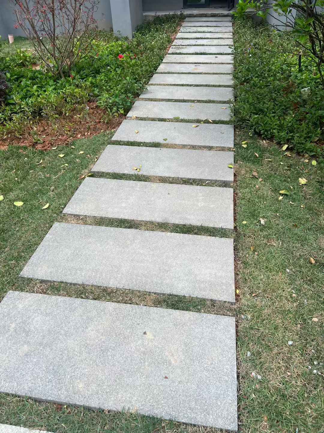 天津 芝麻黑小区踏步、汀步石铺装效果