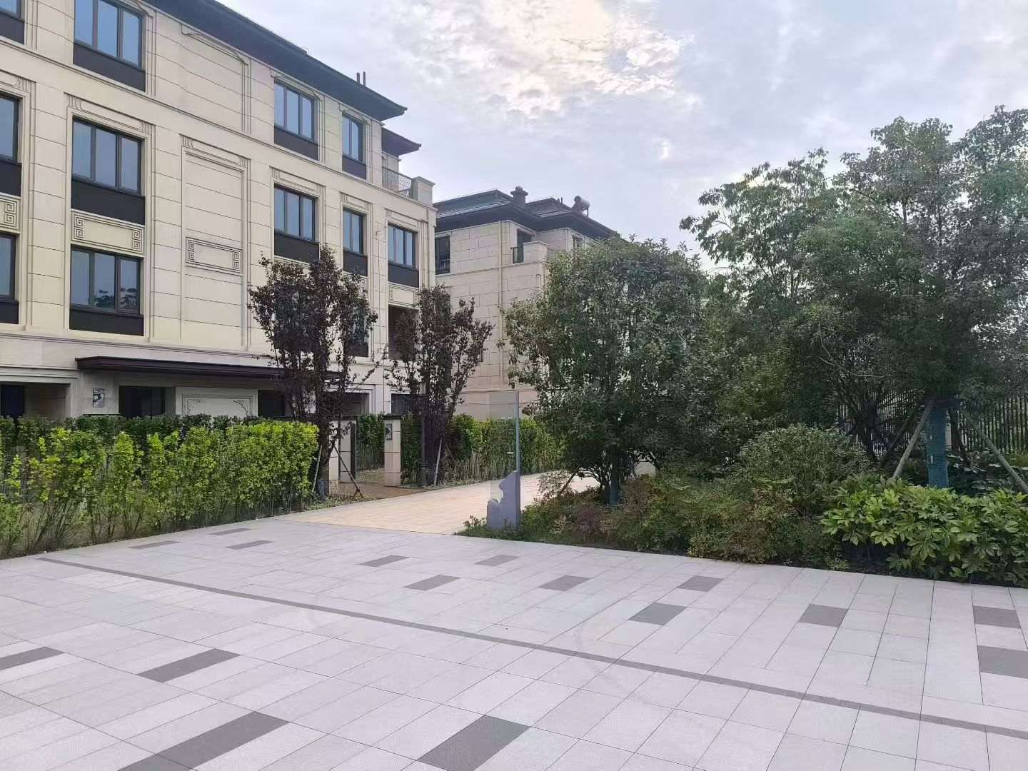 天津 芝麻白与芝麻白搭配铺装，尺寸1200*600